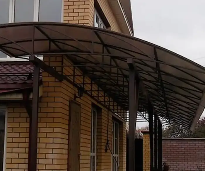 Поликарбонат для козырька: какой выбрать? 4 Polycarbonate.md Policarbonat pentru copertină: pe care să-l alegi? - Polycarbonate.md